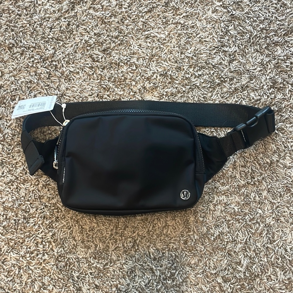 Lululemon Large Everywhere Belt Bag in Black